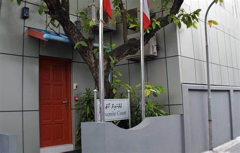 ކޯޓް ފްރާޅުމައްޗަށް އަރައި ވަގަށް އަނބުބިންނަން ހުރި މީހަކު ހައްޔަރުކޮށްފި